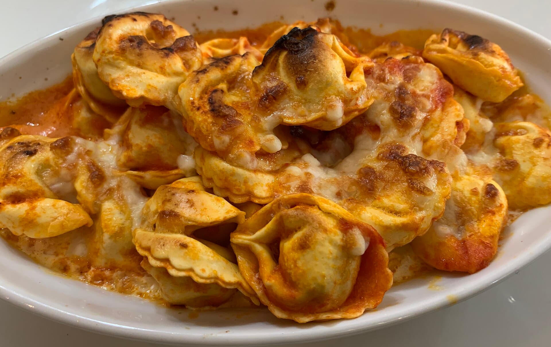 Capeletini gratinados con almendras